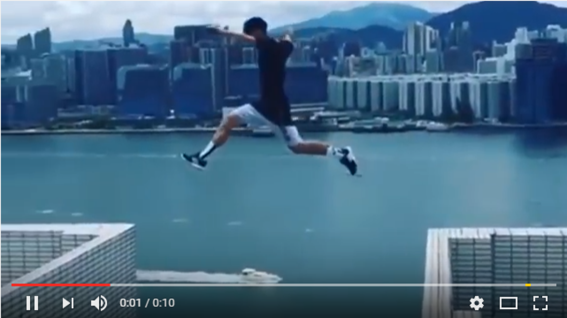 Bίντεο που κόβει την ανάσα: Αθλητής παρκούρ κάνει άλμα ανάμεσα σε ψηλά κτίρια
